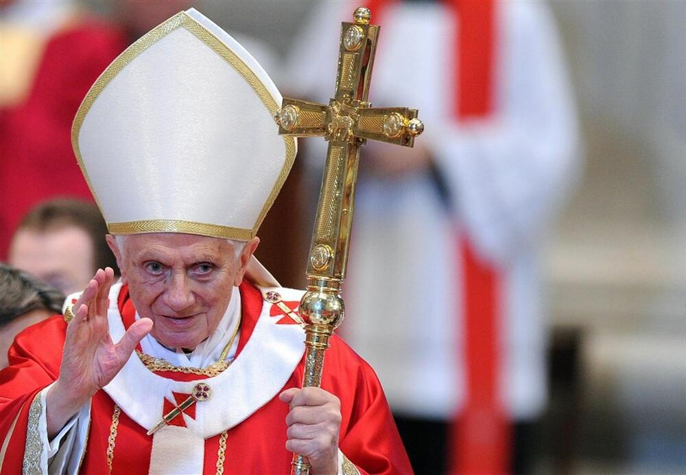 <p>Bivši papa Benedikt XVI preminuo je danas u Rimu u 96. godini života, javljaju strani mediji.</p>