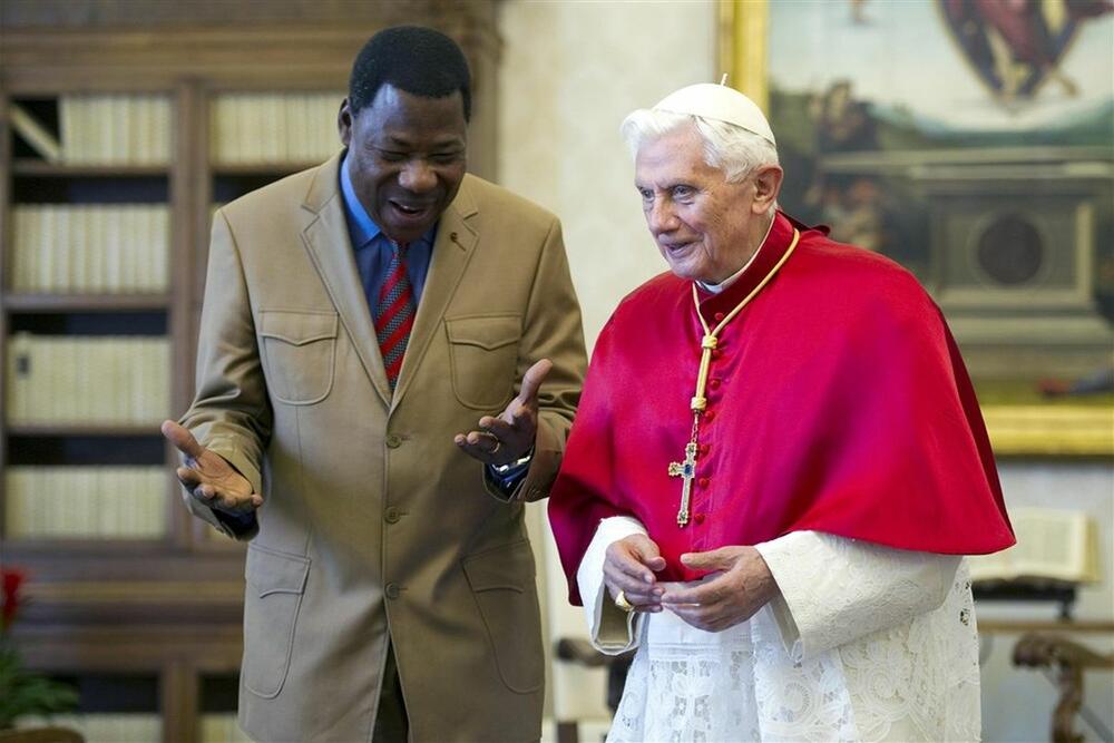 <p>Bivši papa Benedikt XVI preminuo je danas u Rimu u 96. godini života, javljaju strani mediji.</p>