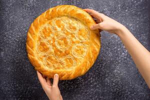 Recept za najmekšu BADNJAČU: Ova posna pogača okuplja porodicu oko trpeze za Badnje veče, a pravi se neverovatno lako