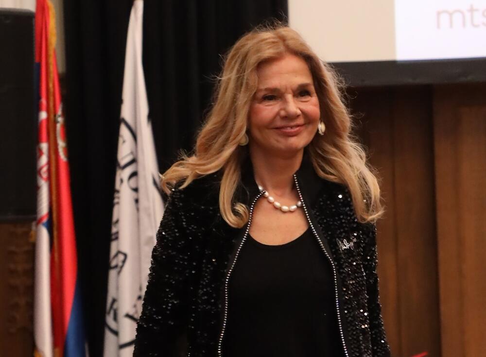 Uz zlatnu haljinu i šik sandale Mirjane Bobić za vama će se okretati ...