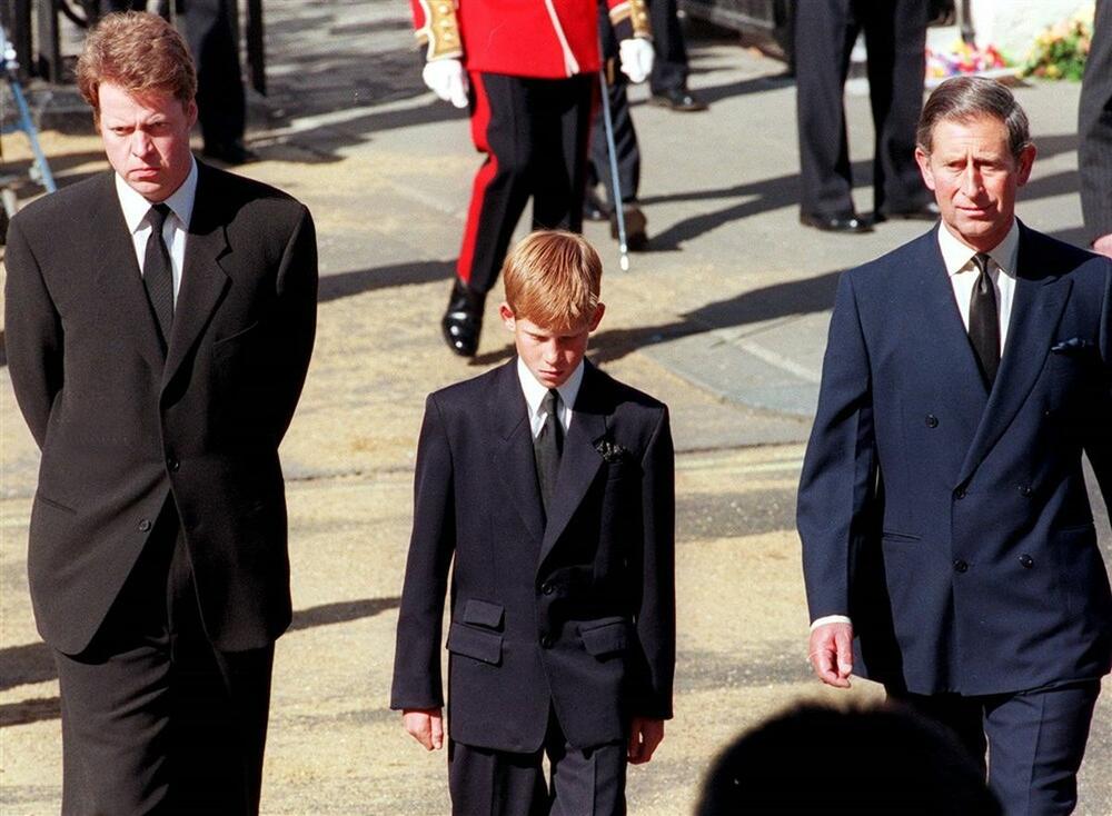 Princ Hari na sahrani princeze Dajane 1997,  s ujakom Čarlsom Spenserom i ocem Čarlsom