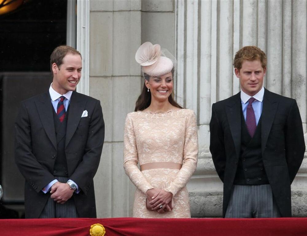Princ Vilijam, Kejt Midlton i princ Hari pre nekoliko godina