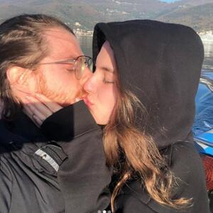 Romantičan poljubac na čamcu: Ćerka Branislava Lečića u vezi sa poznatim glumcem, koji zna da ĆUTI i ima dobar TAJMING