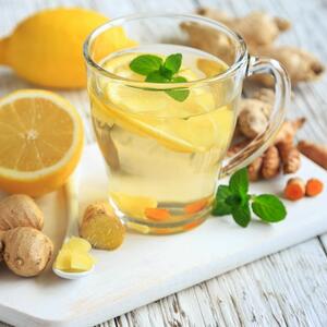 Nema dokaza da popularni napitak od limuna i đumbira deluje za detoksikaciju i mršavljenje