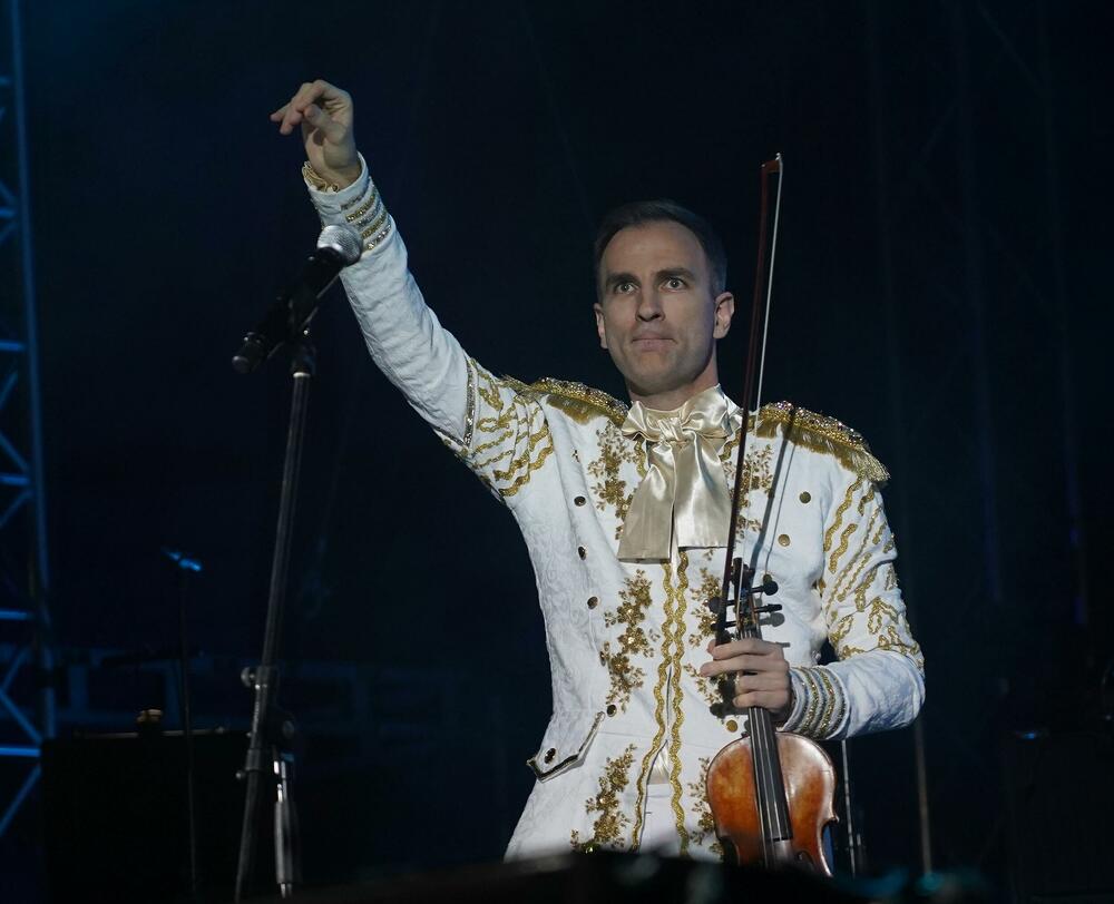 Stefan Milenković na koncertu 'Rock el Classico' koji je uradio u saradnji sa Neletom Karajlićem