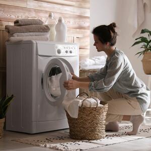 Efikasnije od omekšivača & ŠTITI odeću: Zbog čega MORATE da koristite SIRĆE pri pranju veša (u mašini i na ruke)