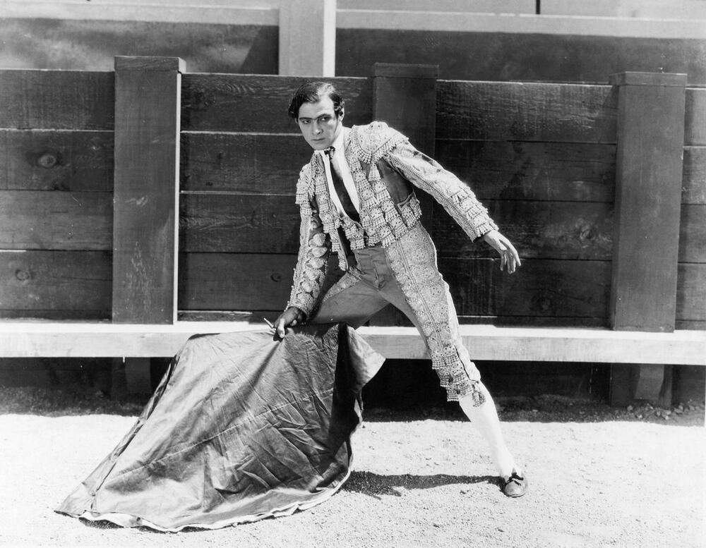 Rudolf valentino u filmu Krv i pesak (1922)