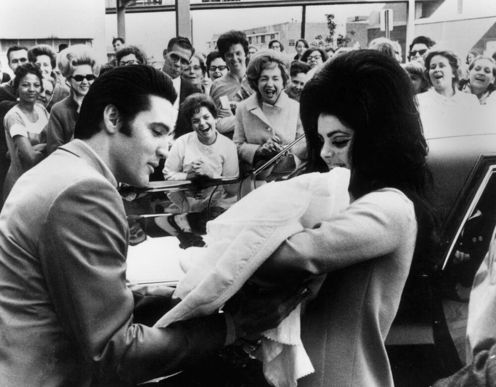 Elvis i Prisila Prisli sa tek rođenom ćerkom Lisom Mari
