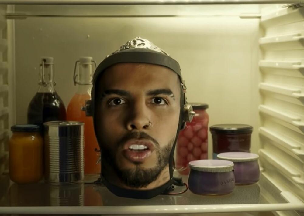 Glava Ro Alehandra u frižideru u spotu za pesmu Te Felicito