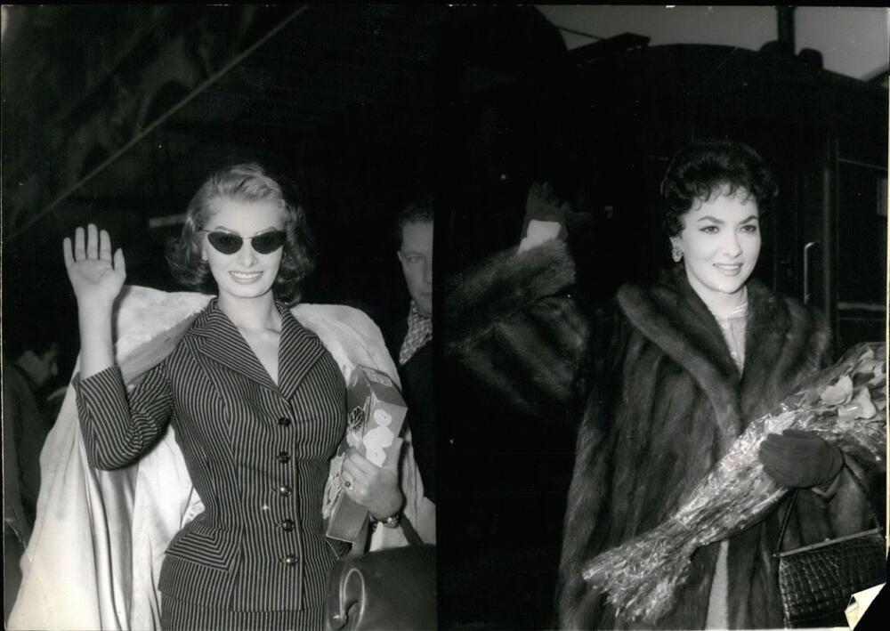 Sofija Loren i Đina Lolobriđida su se slučajno srele na aerodromu u Parizu 10. adrprila 1956. godine