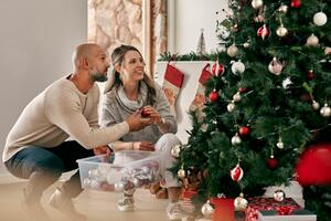 Ideje za ukrašavanje jelke CRVENOM BOJOM: S kojim ju je najbolje kombinovati po savetima Marte Stjuart (fotografije)