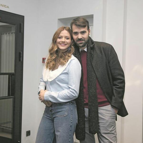 Nina Janković u zagrljaju Miodraga Radonjića: Znate li u kakvim odnosima su i šta je to što povezuje ovo dvoje glumaca?