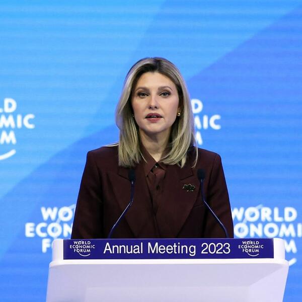 ZAPOSTAVLJENI KLASIK u modernom kroju i POSEBNOJ BOJI: Olena Zelenska zablistala na Svetskom ekonomskom forumu u Davosu