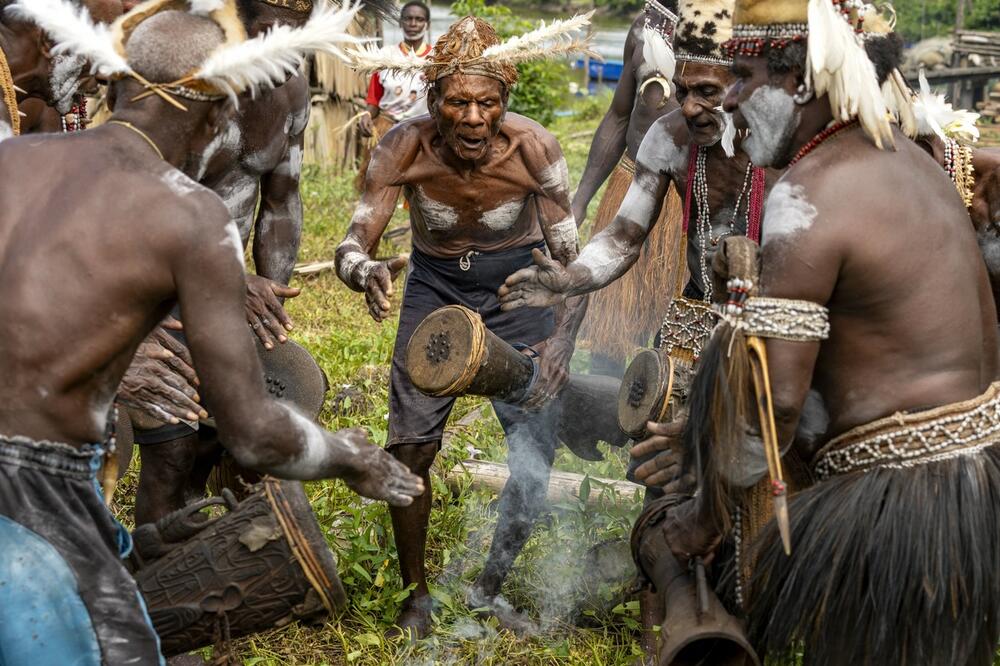Članovi plemena Asmat, u kom je nestao Majkl Rokfeler, tokom rituala