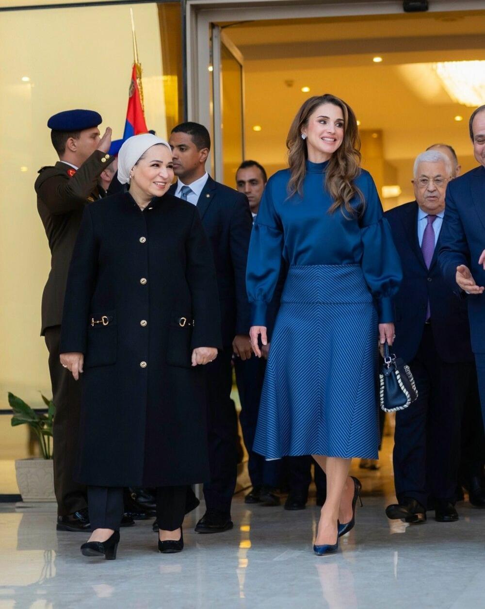 <p>Kraljica Ranija od Jordana oduševila je klasično, a šik kombinacijom koju je pokazala ovih dana u Egiptu.</p>