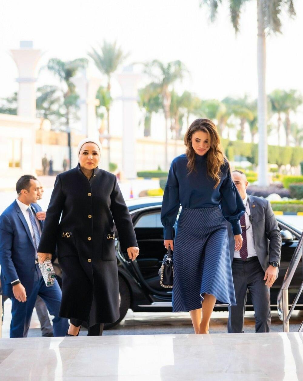 <p>Kraljica Ranija od Jordana oduševila je klasično, a šik kombinacijom koju je pokazala ovih dana u Egiptu.</p>