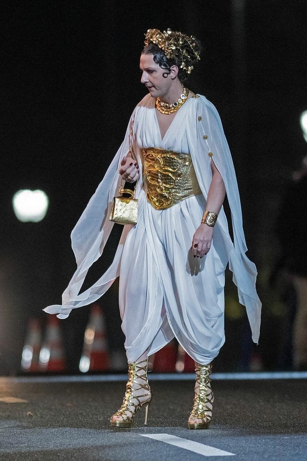 Glumac Šaja Labaf obučen kao žena u novom filmu Frensisa Forda Kopole