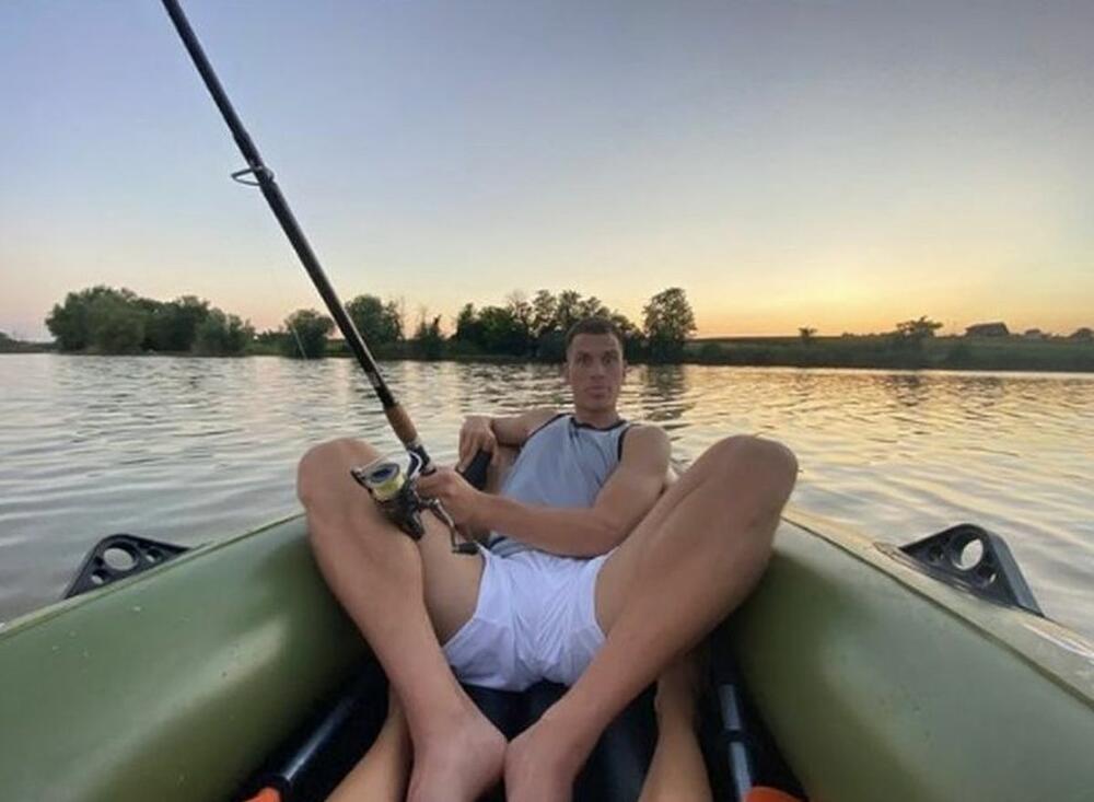 Budući da njegova kuća izlazi na jezero, Nemanja Nedović uvek može na brzinu da 'skokne' na pecanje