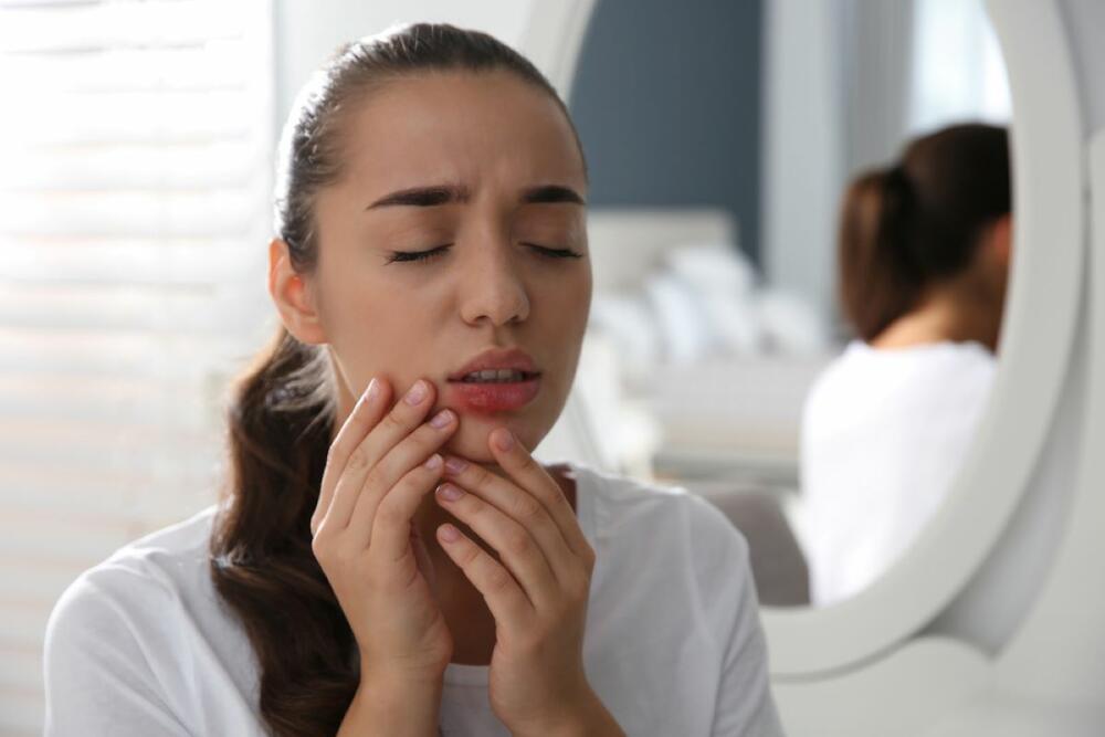 čirevi i pukotine na usnama mogu imati veze s majkom vitamina