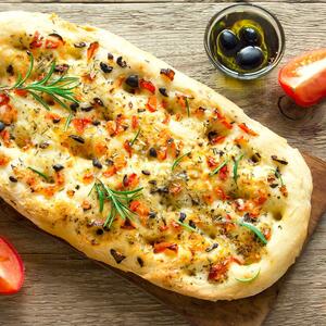 Recept za čuvenu italijansku fokaču: Hrskavo testo sa maslinom, paradajzom i šunkom koje se sprema SUPERBRZO