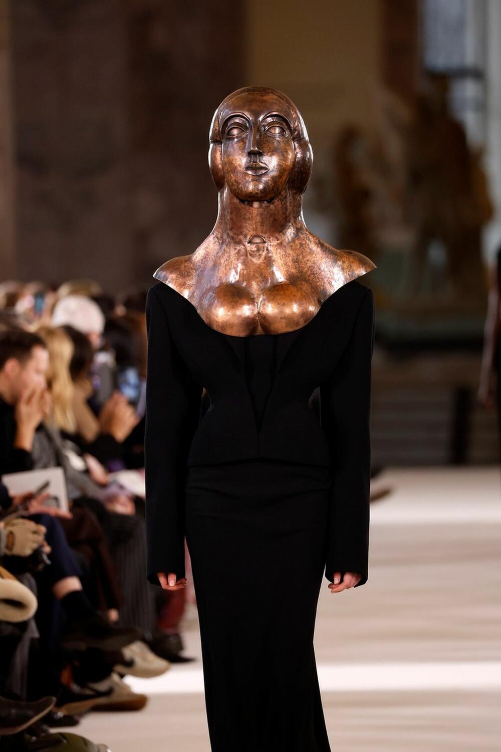 Haljina sa maskom na reviji modne kuće Schiaparelli