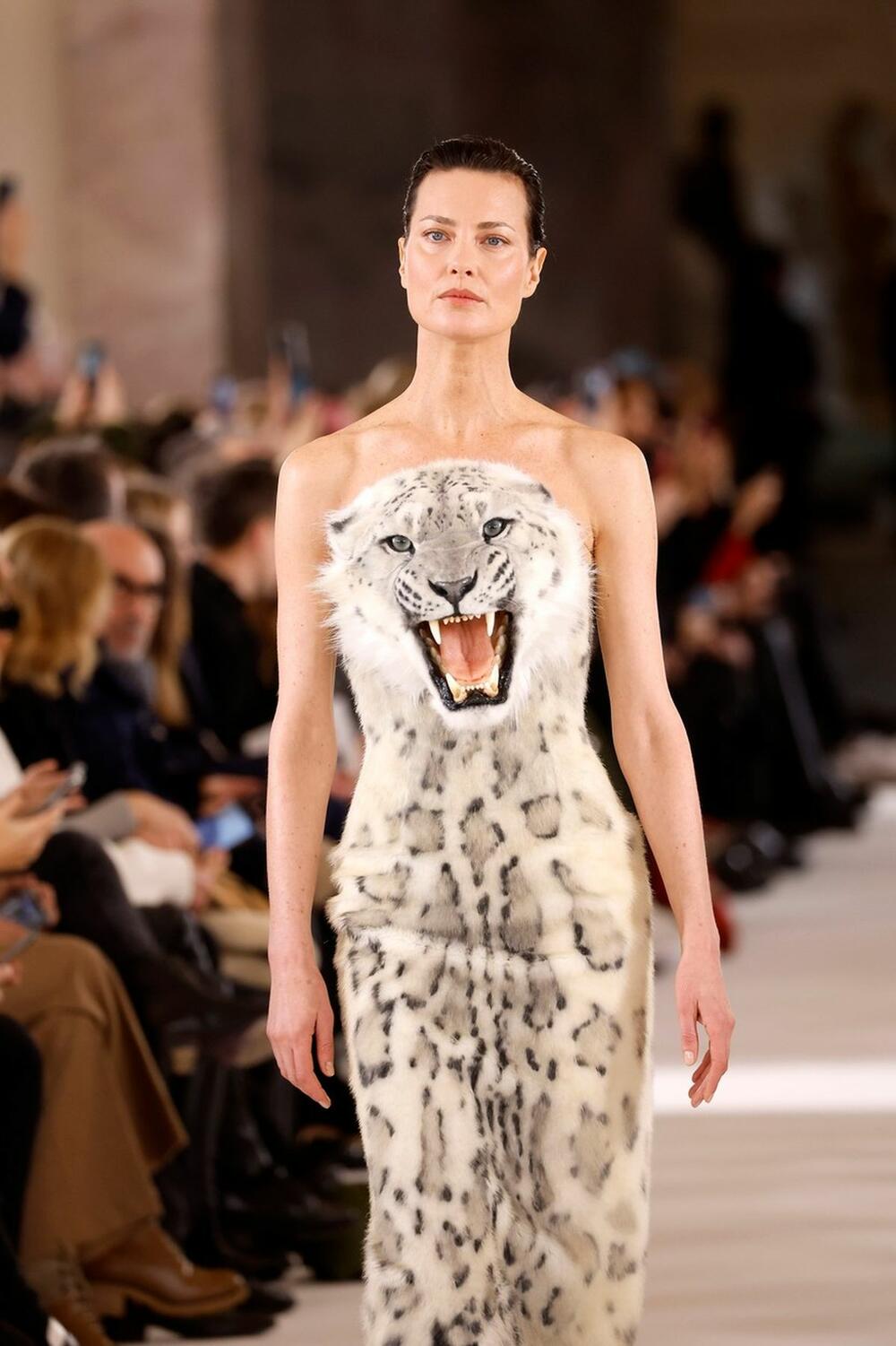 Šalom Harlou u haljini sa glavom leoparda na reviji modne kuće Schiaparelli