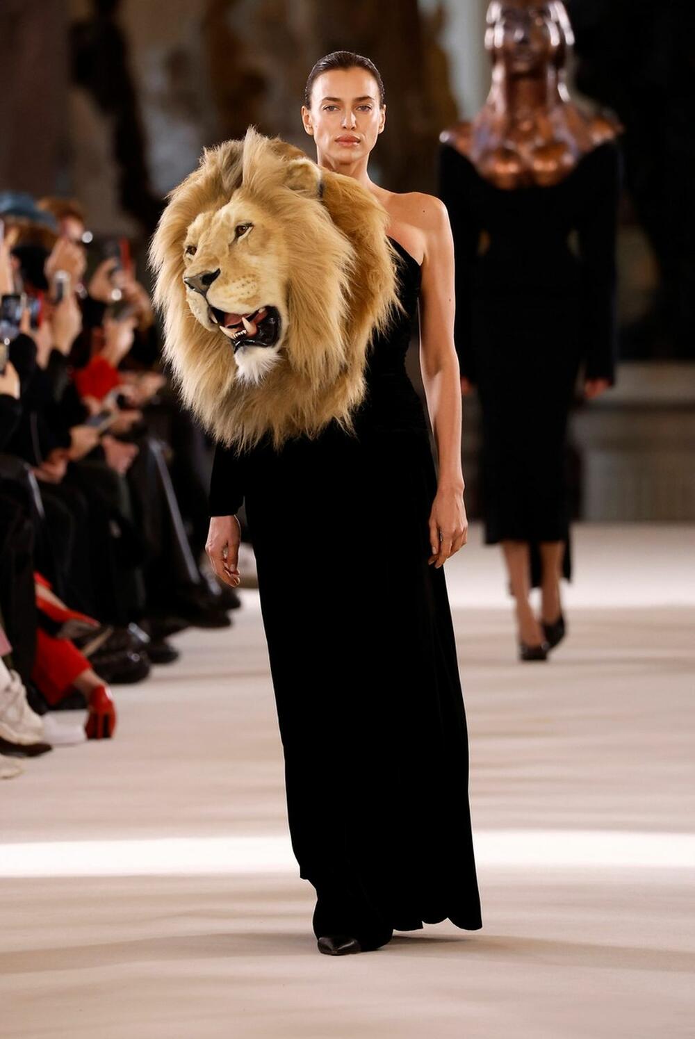 Irina Šajk u haljini sa glavom lava na reviji modne kuće Schiaparelli