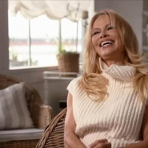 Još uvek se bori da sebi oprosti JEDNU GREŠKU: Kakva je Pamela Anderson kao majka?
