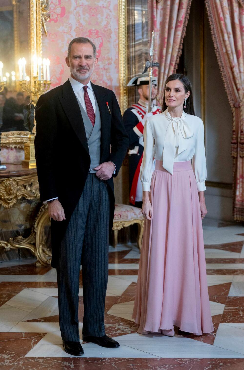 <p>Španska kraljica Leticija još jednom je pokazala kako da iskombinujemo svedene komade i postignemo nepogrešivu dnevnu kombinaciju. </p>