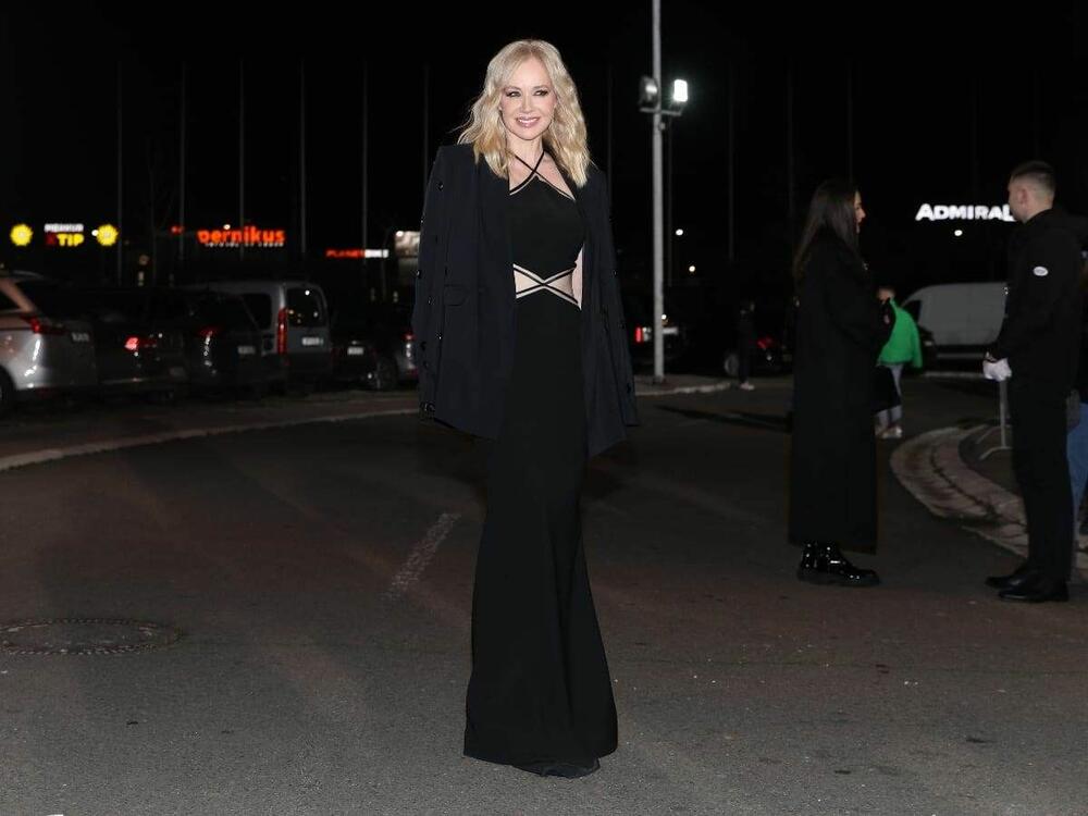<p>Pevačica Jelena Rozga donela je duh Holivuda večeras u srpsku prestonicu.</p>