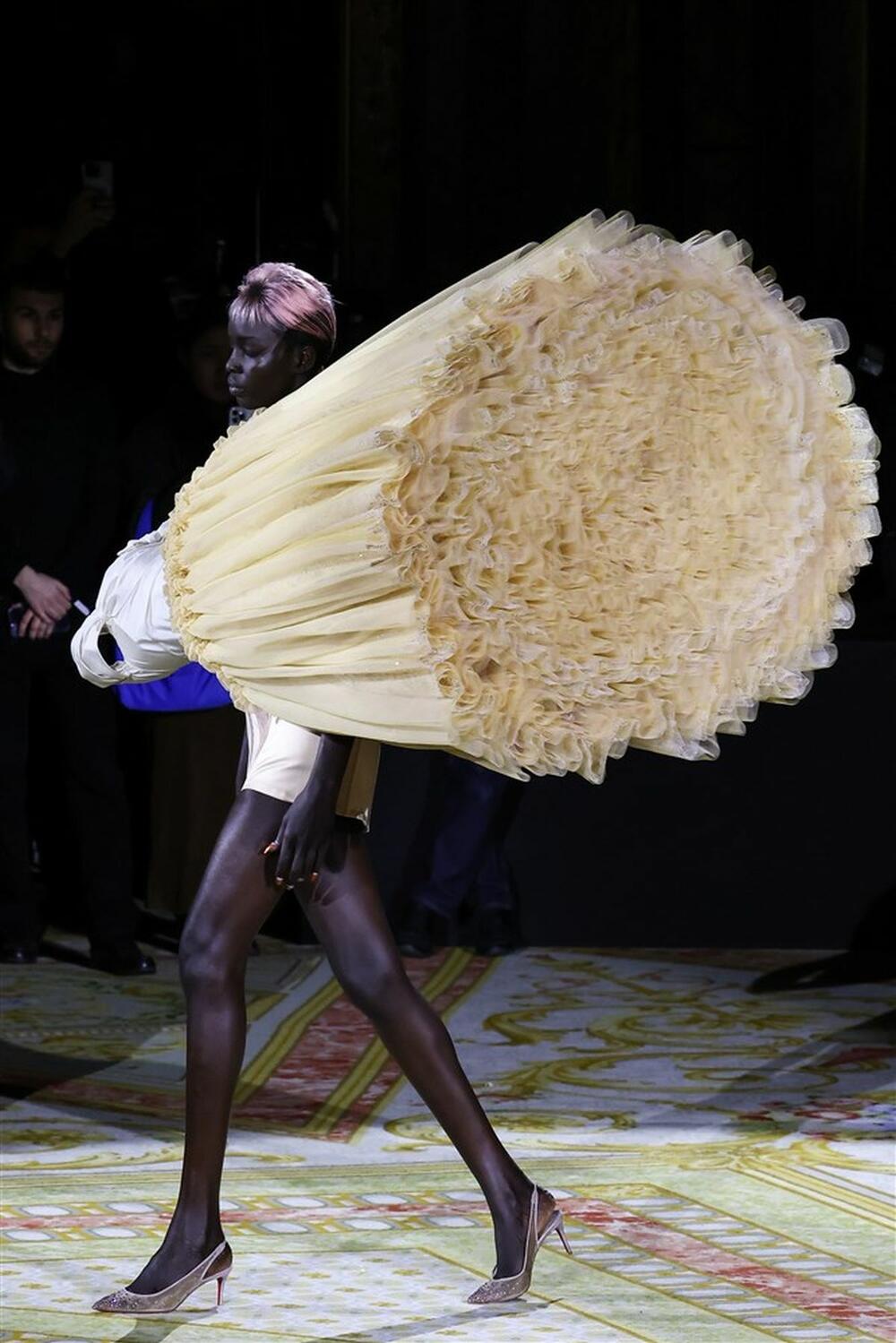 Kolekcija visoke mode "Kapitalistički valcer u kasnoj fazi" holandskog brenda Viktor & Rolf na Nedelji visoke mode u Parizu