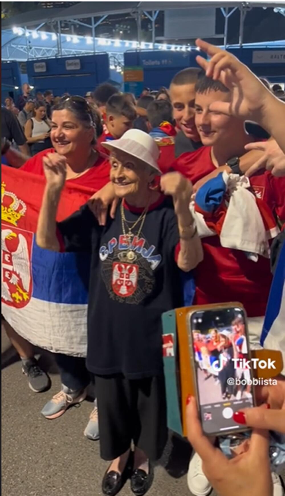 Super-baka sa mladim navijačima u Melburnu 