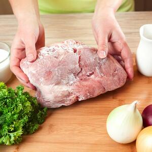 Kako da odmrznete meso za samo 5 MINUTA? Tajna je u jednom TRIKU koji ne znaju ni vrhunske domaćice