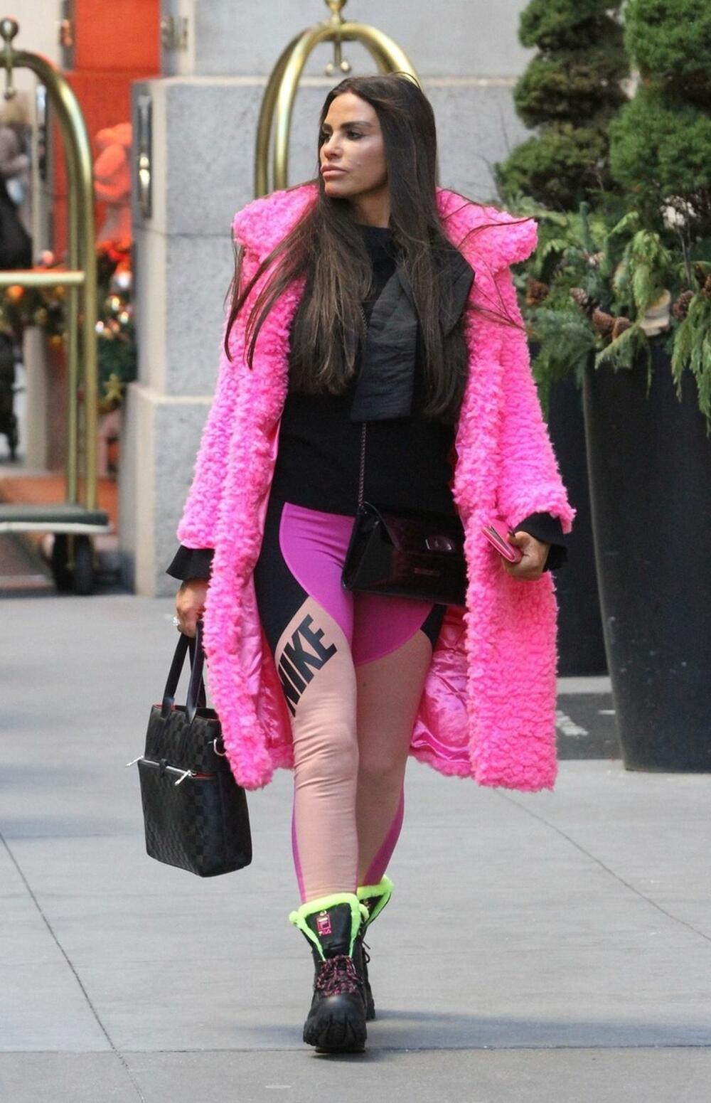 Starlet Kejti Prajs obožava pink teddy kaput