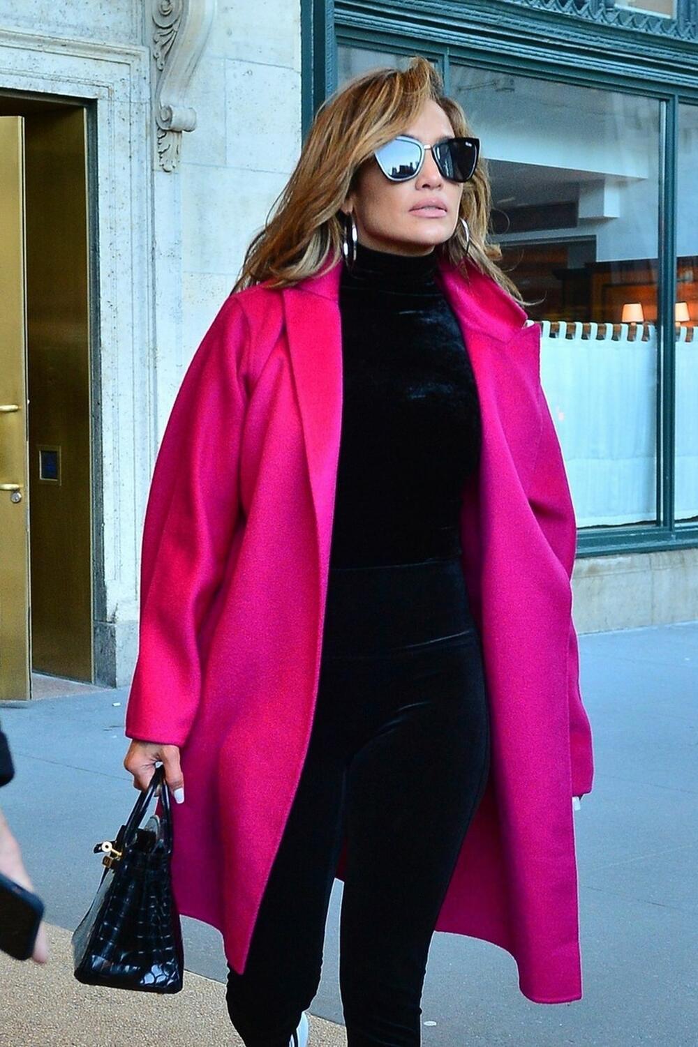 Džej Lo obožava da kombinuje pink kaput sa crnim autfitom
