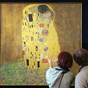 Ko je žena na Klimtovoj slici 'POLJUBAC'? Ostala mu je VERNA DO SMRTI, a on joj je slikama i poslednjim rečima rekao SVE