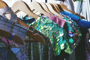 Kako kombinovati šljokice od jutra do mraka? Dominiraće u decembru, a mi znamo najbolje načine da ih nosite