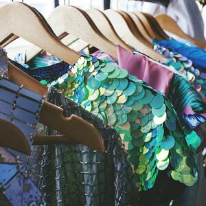 Kako kombinovati šljokice od jutra do mraka? Dominiraće u decembru, a mi znamo najbolje načine da ih nosite