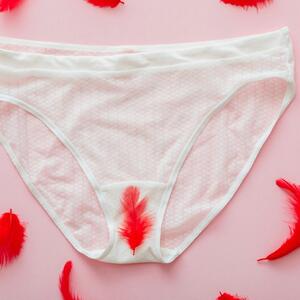 Šta boja krvi tokom menstruacije otkriva o zdravlju? Roze, braon, tamna ili svetlocrvena – nije nevažno kad kako izgleda