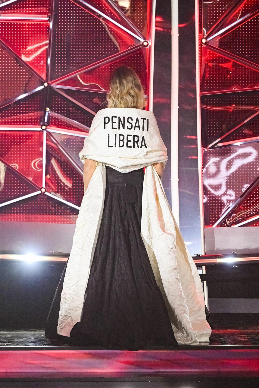 Pensati libera - poruka na haljini Kjare Feranji