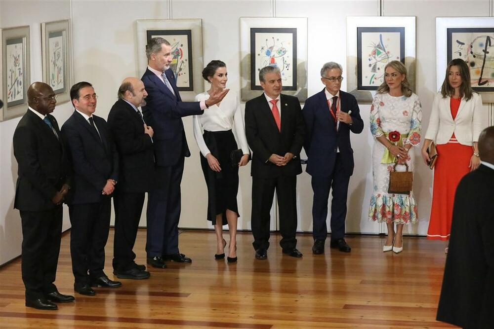 <p>Za samo nedelju dana, španska kraljica se triput pojavila u crno-belim autfitima, ali to nije jedino što im je zajedničko</p>