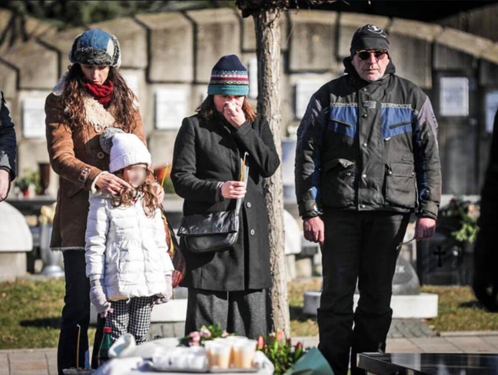 <p>Povodom pet godina od smrti našeg poznatog glumca Nebojše Glogovca, uz prisustvo velikog broja kolega, održan je pomen na Novom groblju. </p>