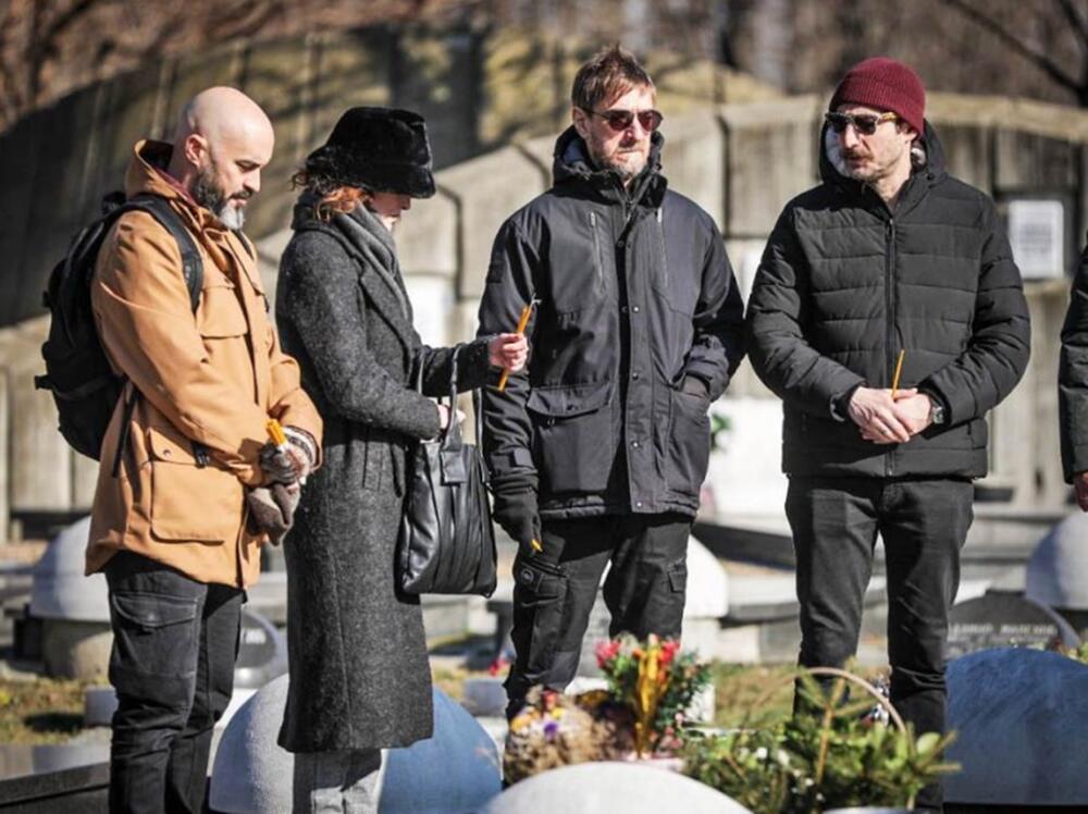 <p>Povodom pet godina od smrti našeg poznatog glumca Nebojše Glogovca, uz prisustvo velikog broja kolega, održan je pomen na Novom groblju. </p>