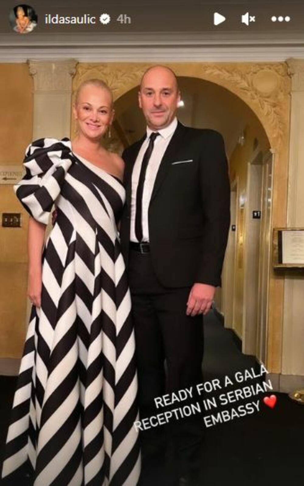 <p>Pevačica Ilda Šaulić se na gala prijemu u srpskoj ambasadi u Vašingtonu pojavila u haljini na kojoj bi joj pozavidele i najveće holivudske zvezde.</p>