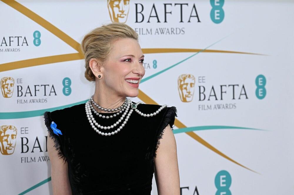 <p>Glumica Kejt Blanšet osvojila je nagradu za najbolju glumicu na sinoćnim BAFTA nagradama, a svojom kombinacijom je još jednom potvrdila zašto je kraljica elegancije.</p>