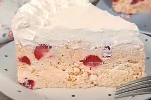 5 sastojaka, 15 minuta & mnogo slasti! Najkremastija keks torta s jagodama koje vam neće biti dosta