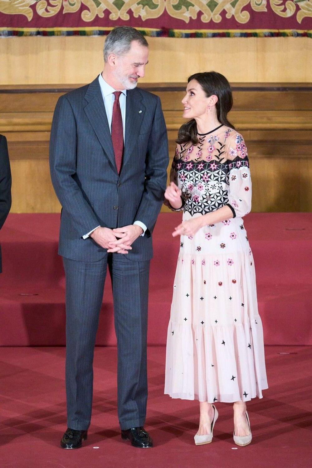 <p>Kraljica Leticija pojavila se juče u staroj haljini koju je nosila 2019. godine. Osim cvetne haljine, pažnju su nam privukle i minđuše, jedna zelene, a druga roze boje.</p>