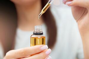 Bočica košta 350 dinara, a traje dugo: Supermoćno ulje protiv bora na čelu, oko očiju i usta, na vratu, dekolteu...