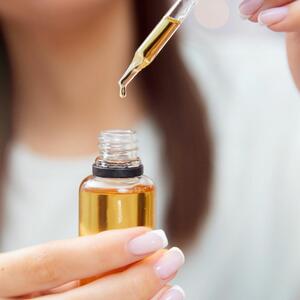 Bočica košta 350 dinara, a traje dugo: Supermoćno ulje protiv bora na čelu, oko očiju i usta, na vratu, dekolteu...