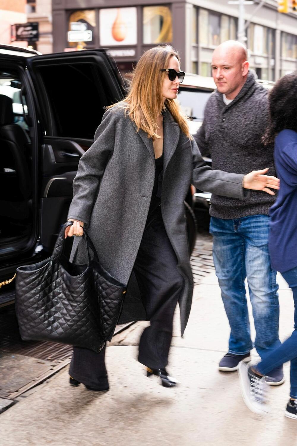 Saint Laurent torba i Valentino čizme - izbor Anđeline Džoli za trendi dan u Njujorku